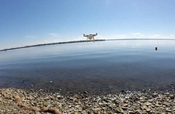 城會(huì)玩！加拿大男子成功用無人機(jī)釣到魚