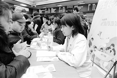 蘭州大學(xué)第一醫(yī)院舉行“新年！新高度！”兒童保健義診活動