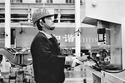 蘭州：寒夜黃河邊，他一把拉出落水大學生