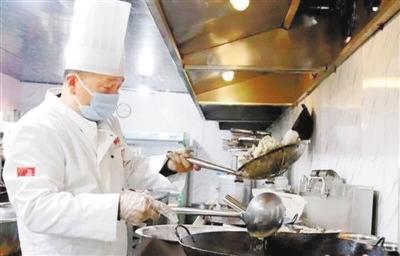 慶陽(yáng)西峰一飯店老板關(guān)門“營(yíng)業(yè)” 每天做好“愛(ài)心餐”送到防控監(jiān)測(cè)點(diǎn)