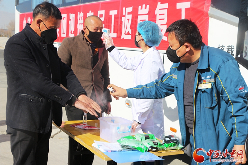 往返800多公里！中鐵二十一局二公司蘭州新區(qū)辦事處包車迎接農民工返崗復工（圖）