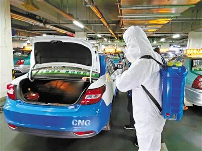 免費接送一線抗“疫”人員 蘭州奔馬雷鋒車隊，你們真棒！