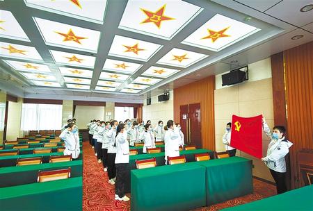 一次難得的黨課——甘肅第二、第三批援鄂醫(yī)療隊預備黨員宣誓儀式側記