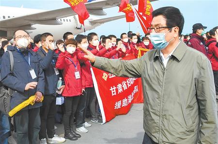 甘肅省第四批援助湖北醫(yī)療隊(duì)凱旋 林鐸到機(jī)場迎接