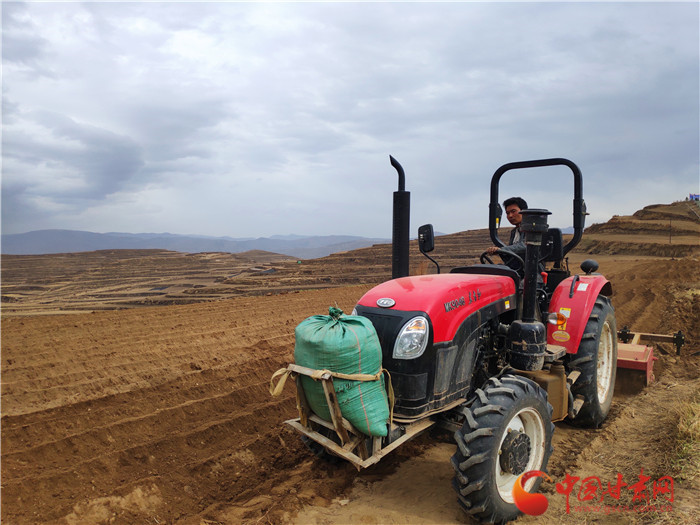 【甘肅省決戰(zhàn)決勝脫貧攻堅(jiān)】理事長發(fā)明開行機(jī)  種植藥材更攢勁