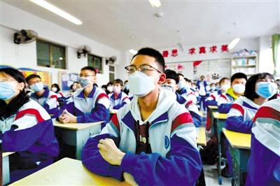 甘肅省初三和高一、高二年級(jí)學(xué)生昨日開學(xué) 青春校園又聞瑯瑯讀書聲