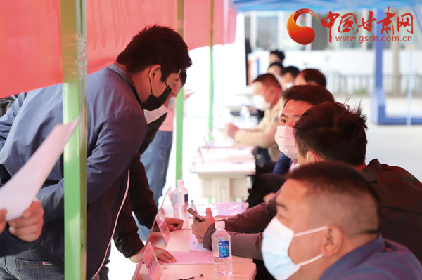 【甘肅省決戰(zhàn)決勝脫貧攻堅(jiān)】扶貧又扶志！把“就業(yè)大禮包”送到貧困戶家門口（圖）