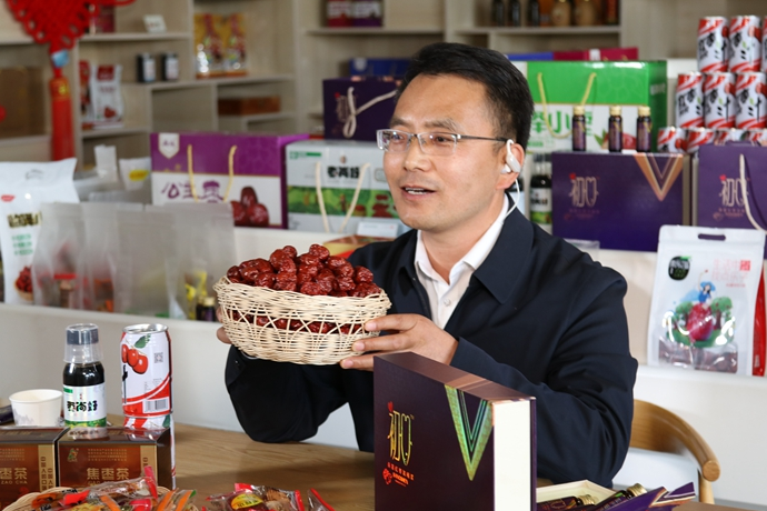 “縣長直播天團(tuán)”唱響“甘貨春之聲”，售出近30種甘貨1萬余件 開進(jìn)直播間的網(wǎng)絡(luò)扶貧博覽會，受百萬網(wǎng)友點(diǎn)贊 