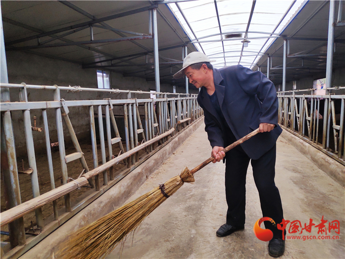 【甘肅省決戰(zhàn)決勝脫貧攻堅(jiān)】脫貧戶(hù)李明堂：脫貧也光榮 幸?？侩p手