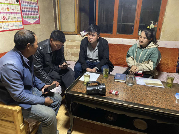 圖為木耳鎮(zhèn)紀(jì)檢干事盧建民（左三）連夜在多壩村多壩組奚連德家中了解受災(zāi)情況，排查安全隱患，并宣傳發(fā)生次生災(zāi)害的相關(guān)知識。_副本.jpg