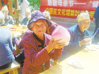 母親節(jié)，白銀“花村”擺了一場“敬老宴”