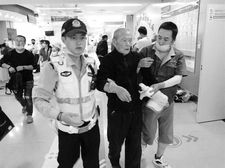 蘭州街頭最美的一次逆行！耄耋老人摔倒街頭 交警的哥合力救助3分鐘