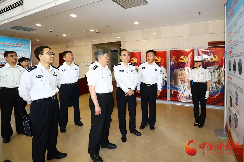 余建在調(diào)研蘭州海關(guān)緝私工作時強(qiáng)調(diào)：深化務(wù)實協(xié)作 為甘肅改革發(fā)展穩(wěn)定大局作出新的更大貢獻(xiàn)（圖）