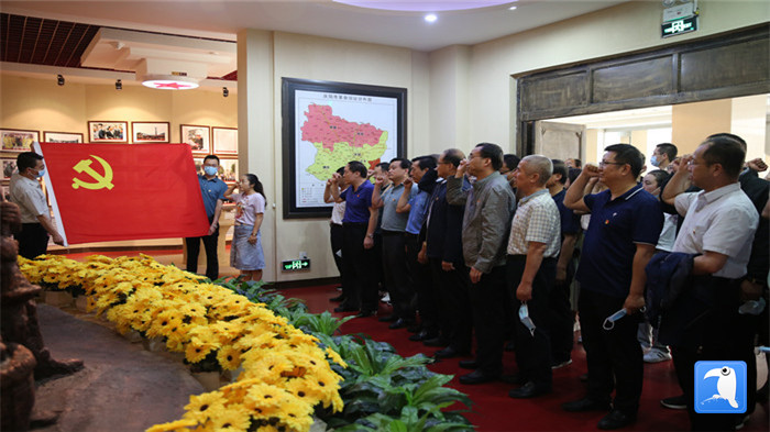 6月30日上午，慶陽市紀(jì)委監(jiān)委機(jī)關(guān)黨委組織全體黨員干部赴市博物館開展“迎七一·紀(jì)念建黨99周年”主題黨日活動。拍攝：葛歡_副本.jpg