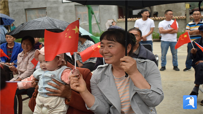 隴南市紀(jì)委監(jiān)委黨員干部與宕昌縣官亭鎮(zhèn)杜家村群眾一起慶祝黨的生日。_副本.jpg