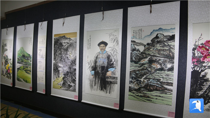 7月1日上午，定西市通渭縣紀(jì)委監(jiān)委舉辦“襄郡清風(fēng)·喜迎建黨99周年”廉政文化書畫展， 共同為黨的生日獻(xiàn)禮。_副本.jpg