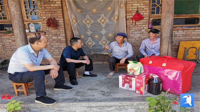 在建黨99周年來臨之際，隴南市禮縣紀(jì)委監(jiān)委在中壩鎮(zhèn)、三峪鄉(xiāng)開展“七一”慰問老黨員、困難黨員活動，為他們送去組織的關(guān)懷和節(jié)日的問候。_副本.jpg