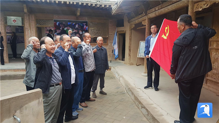 7月1日，臨夏州紀(jì)委監(jiān)委機(jī)關(guān)黨總支組織退休黨支部部分黨員前往東鄉(xiāng)縣布楞溝村史館，開展主題黨日活動。_副本.jpg