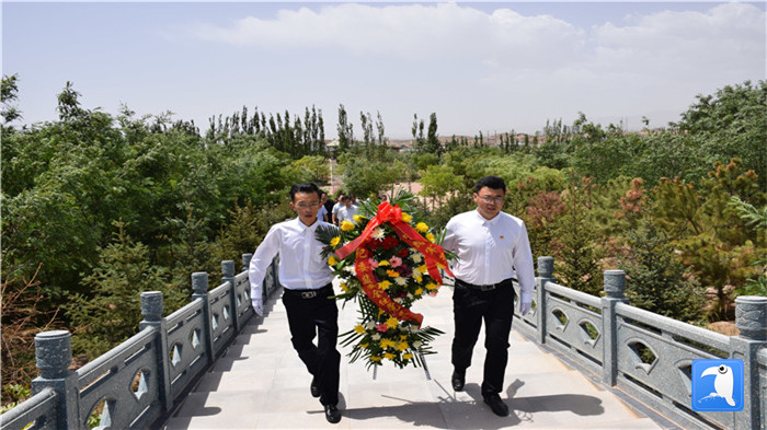 七一”前夕，白銀市紀(jì)委監(jiān)委機(jī)關(guān)黨委組織黨員來到紅軍西路軍景泰烈士陵園開展主題黨日活動。 朱鵬拍攝_副本.jpg