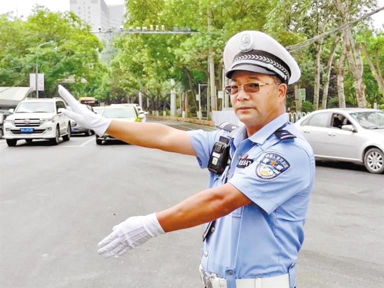 蘭州城關(guān)區(qū)交警大隊(duì)一線老交警馬驍：俯首甘為“老黃?！?>
        </a><em>蘭州城關(guān)區(qū)交警大隊(duì)一線老交警馬驍：俯首甘為“老黃?！?/em></li>
    <li><a  target=