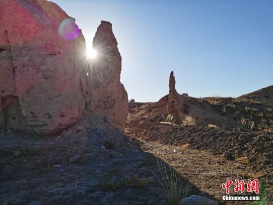 山丹境內(nèi)的長城是由壕塹和山險(xiǎn)為主的漢長城和黃土墻體為主的明長城兩部分組成。 翟繼宗 攝