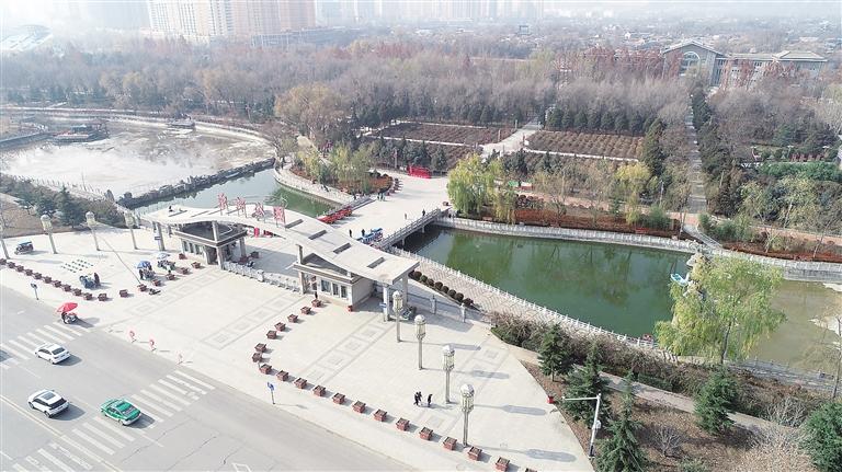 　初冬時(shí)節(jié)，臨夏市東郊公園里,楓樹(shù)、松柏、云杉等樹(shù)木色彩斑斕