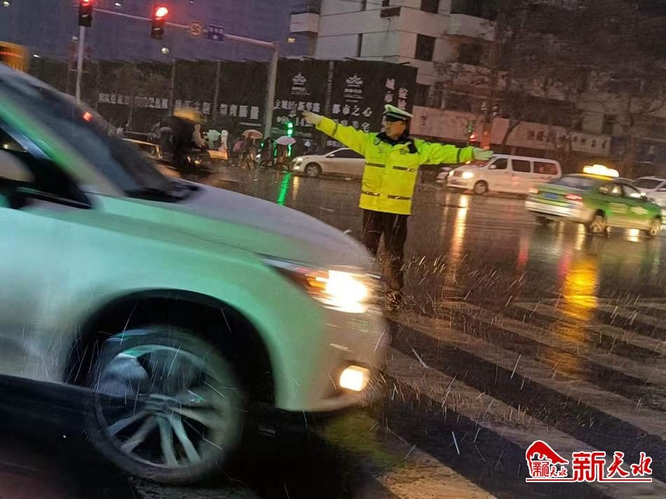 風雪襲來，天水最美“警色”在路上！