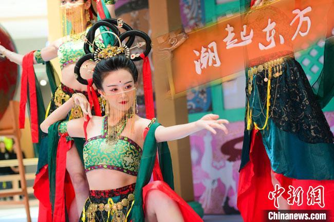 圖為今年9月5日，在重慶亮相的敦煌博物館“潮起東方”主題活動現(xiàn)場。敦煌博物館供圖