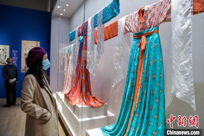 觀眾在參觀唐代服飾?！●樤骑w 攝