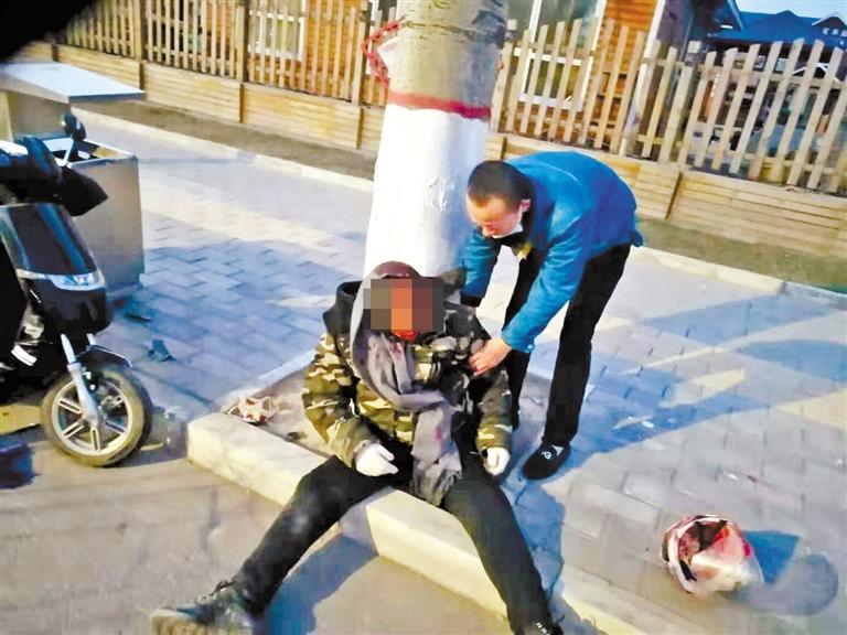 蘭州：騎摩托車(chē)男子清晨撞傷 熱心“的哥”全力救助！