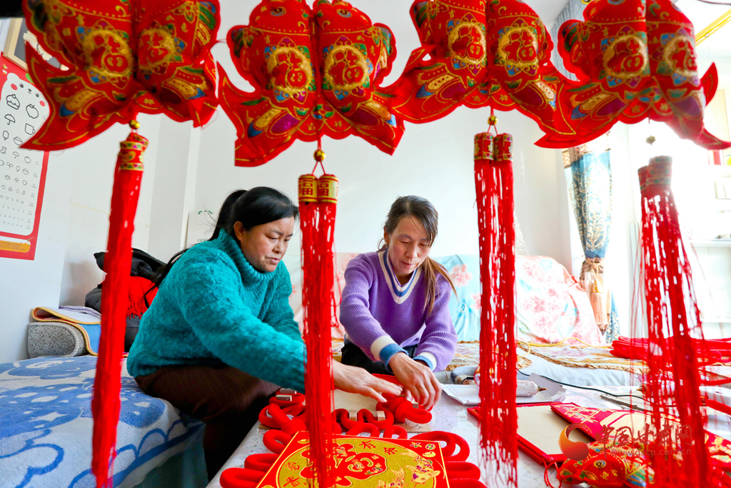 【隴拍客】甘肅民樂：趕編“中國(guó)結(jié)” 喜氣迎新春