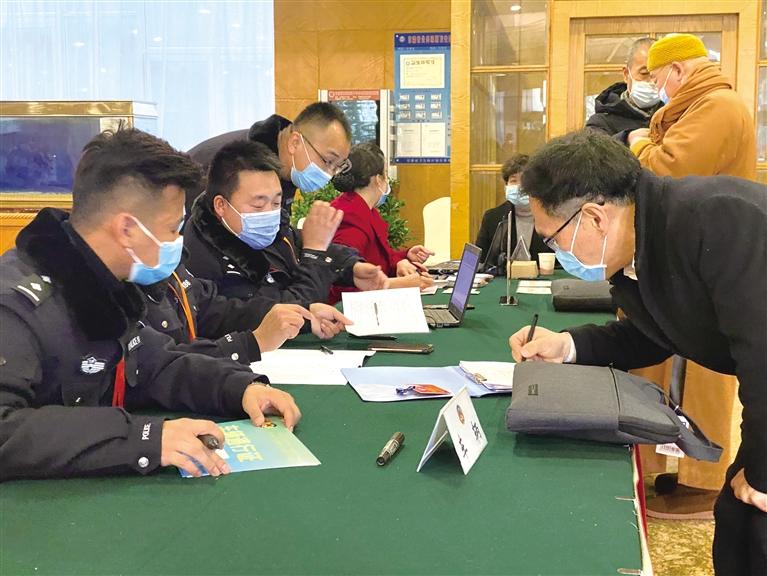 政協(xié)委員報(bào)到 蘭州進(jìn)入“兩會時間”