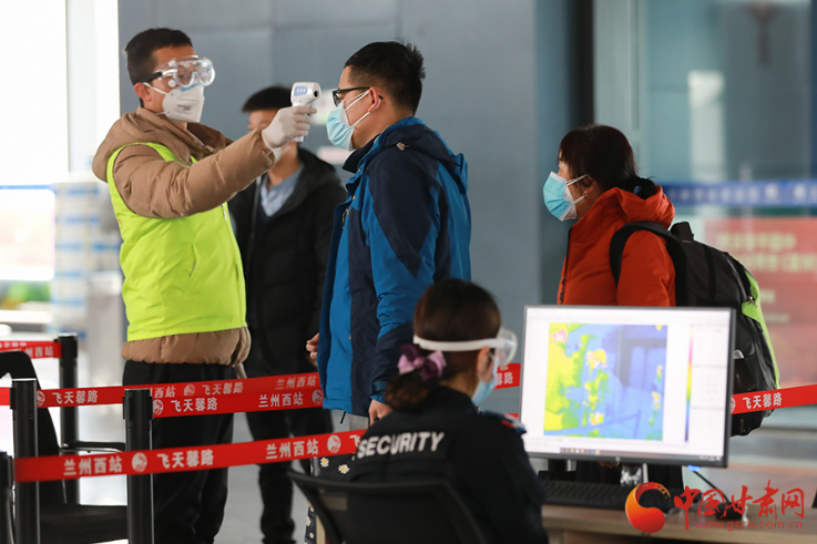 回家路上，請(qǐng)配合疫情防控要求 