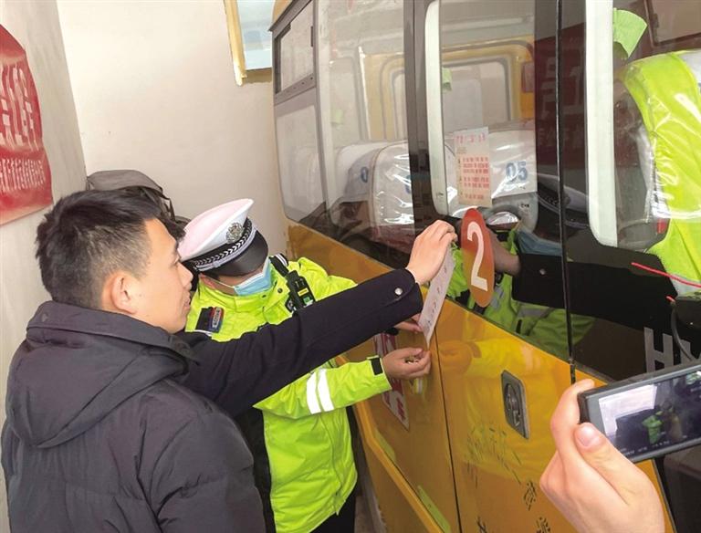 蘭州城關(guān)交警解封校車 打好開學安全基礎