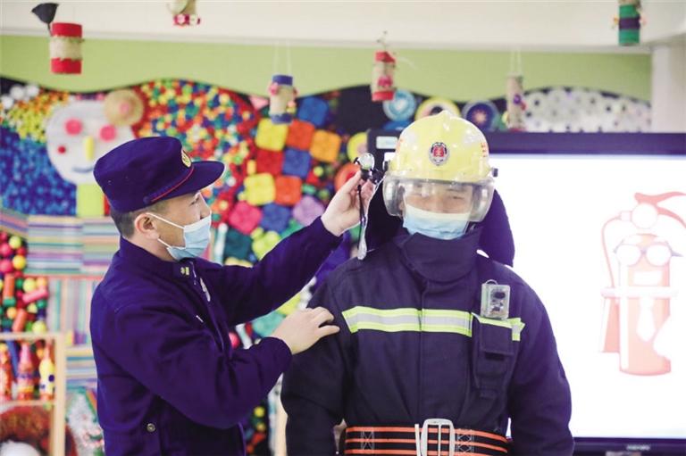 萌娃爭當(dāng)“小小消防員” 蘭州消防支隊(duì)開展消防安全進(jìn)校園活動