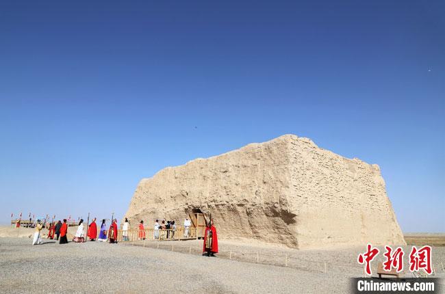 數(shù)十位身著古裝的女性通過(guò)體驗(yàn)賞漢舞、習(xí)漢禮、吟誦詩(shī)詞等中華傳統(tǒng)文化，再現(xiàn)古絲綢之路的繁華盛景。　王菁 攝