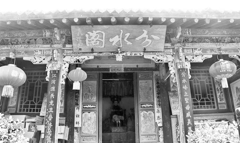 秦嶺鎮(zhèn)分水閣，一屋檐水分江河 這里可看水系奇觀，可賞連翹花海