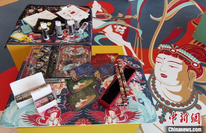 60余類敦煌主題的文創(chuàng)產(chǎn)品讓人愛不釋手?！《∷?攝
