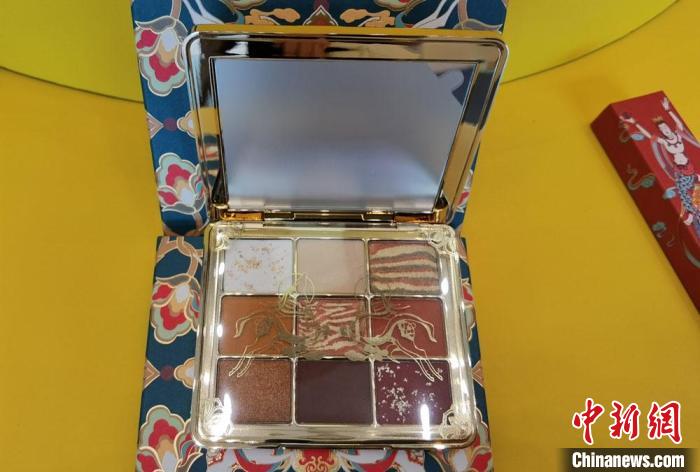 圖為取材壁畫色彩的敦煌美妝?！《∷?攝