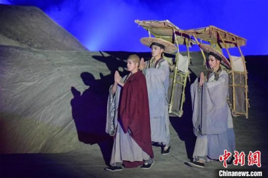 圖為演出現場，該劇獨創(chuàng)360度旋轉并前后移動觀眾席，顛覆傳統劇場舞臺表演模式。　王斌銀 攝