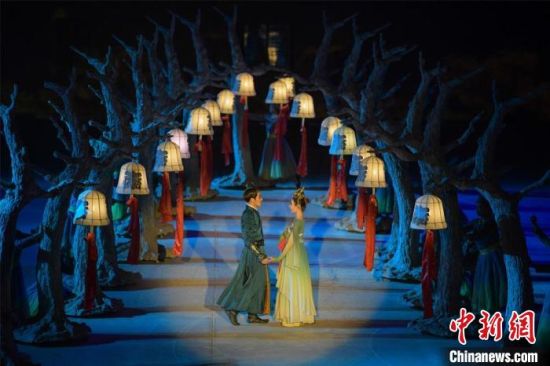 圖為全新升級《敦煌盛典》，新增戰(zhàn)馬、燈籠矩陣，以及最新聲、光、電硬件設施?！⊥醣筱y 攝