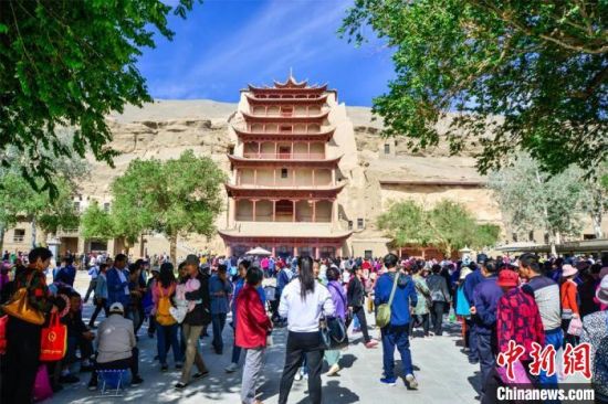 中國農(nóng)歷四月初八，敦煌民眾傳承歷史習俗，前往莫高窟燒香禮佛、祈福。(資料圖) 王斌銀 攝