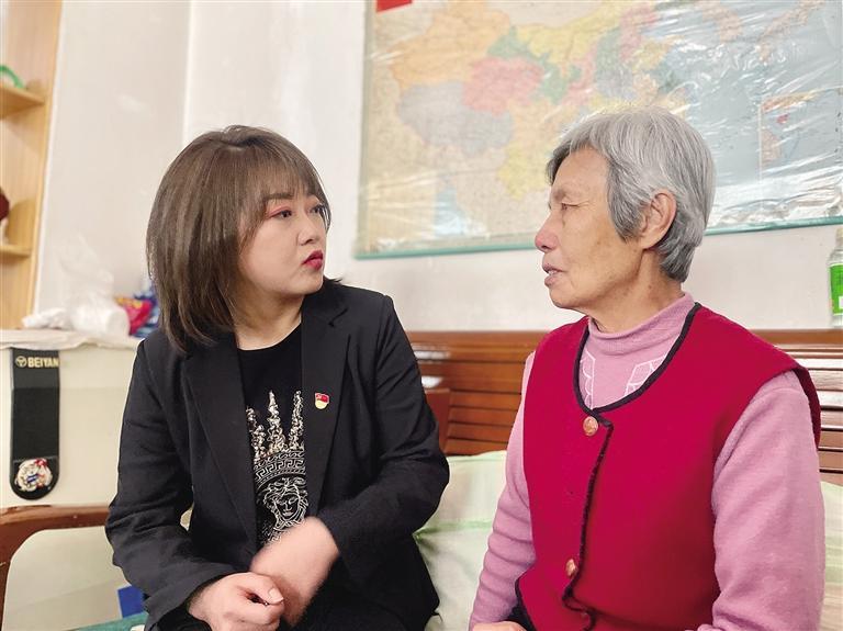 敦煌路街道任家莊街東社區(qū)黨委書記、居委會主任譚莉：我們必須成為老百姓堅強的后盾