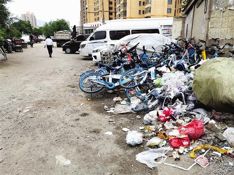 百米土路臟亂差，誰來管？經(jīng)記者協(xié)調(diào)，社區(qū)組織志愿者進(jìn)行了清理