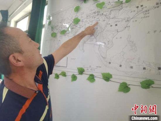 圖為甘肅省社會(huì)科學(xué)院絲綢之路研究所所長(zhǎng)侯宗輝指出《絲綢之路古文明》課題組考察線路?！￠Z姣 攝