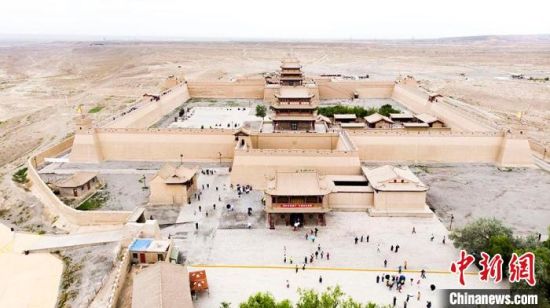 圖為7月中旬，世界文化遺產(chǎn)——嘉峪關(guān)，它是中國(guó)明代萬(wàn)里長(zhǎng)城的西端起點(diǎn)?！「哒埂z