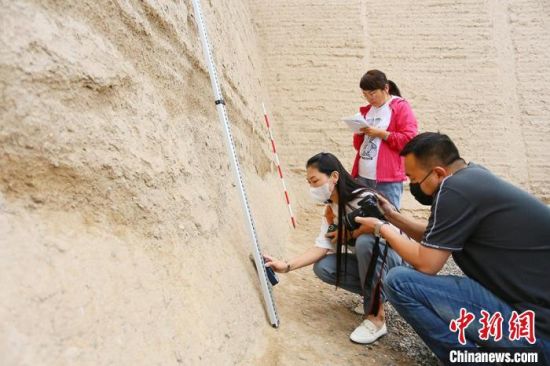 科技保護(hù)讓長(zhǎng)城價(jià)值的真實(shí)性和完整性得到有效延續(xù)和傳承。圖為文物工作者正在測(cè)量關(guān)城的相關(guān)數(shù)據(jù)?！「哒?攝