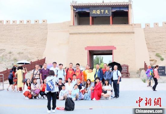 歷經(jīng)數(shù)十載保護(hù)修繕的古老關(guān)城得以延年益壽，成為了海內(nèi)外游客“絲路游”的必經(jīng)打卡地?！「哒?攝