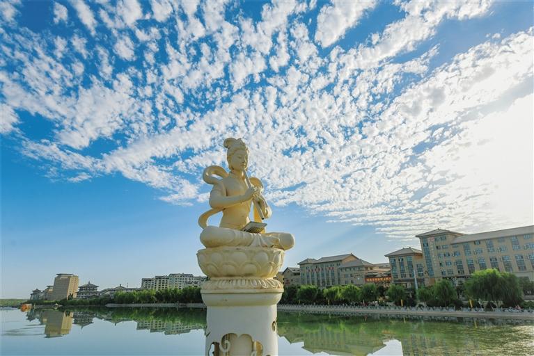 昨日敦煌天氣“大變臉”上午藍(lán)天白云美景如畫(huà) 下午沙塵襲來(lái)遮天蔽日