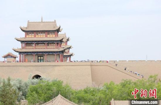 歷經(jīng)數(shù)十載保護修繕的古老關(guān)城得以延年益壽，成為了海內(nèi)外游客“絲路游”的必經(jīng)打卡地。　高展 攝